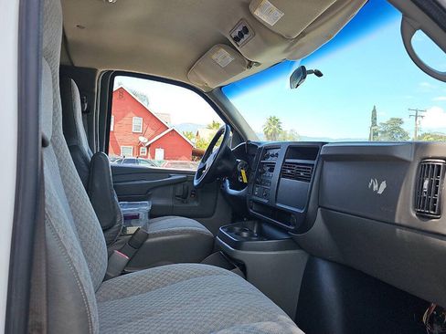 Used 2007 GMC Savana 3500 Extended Passenger w/ LT Preferred Equipment Group RWD image 9