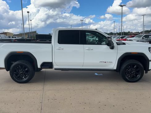 Used 2024 GMC Sierra 2500 AT4 w/ Technology Package AWD/4WD image 9