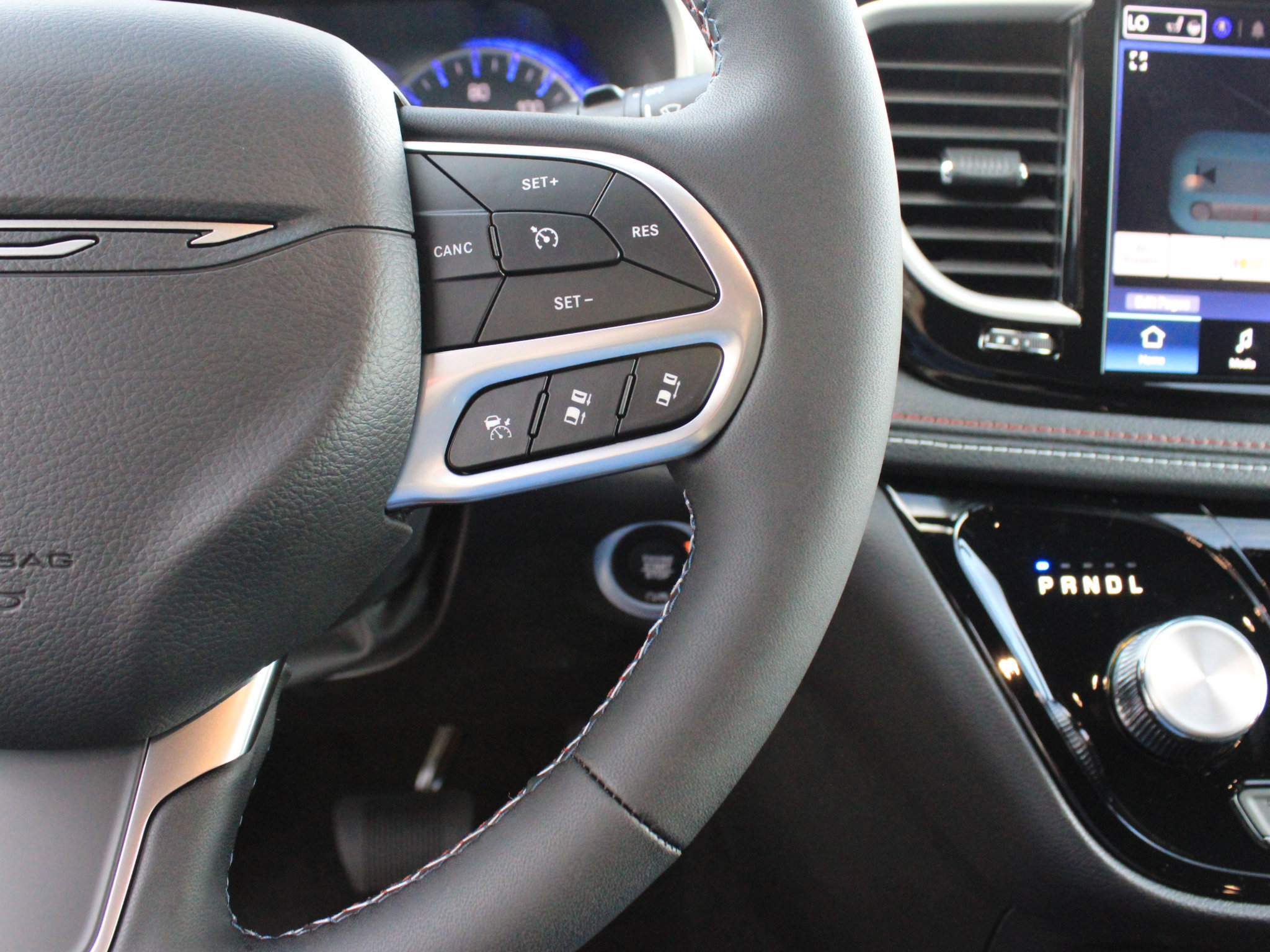 New 2027 Chrysler Pacifica Select FWD image 17