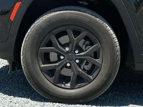 Used 2024 Jeep Grand Cherokee Altitude RWD image 12