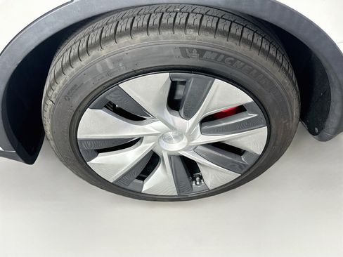 Used 2021 Tesla Model Y Long Range AWD/4WD image 11