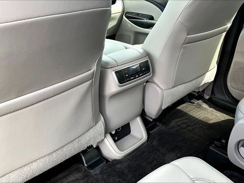 Used 2015 Toyota Highlander XLE FWD image 12