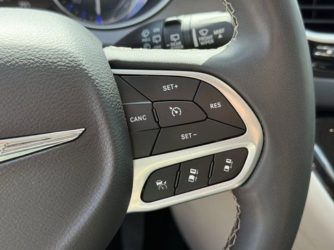 Used 2023 Chrysler Pacifica Touring-L image 17