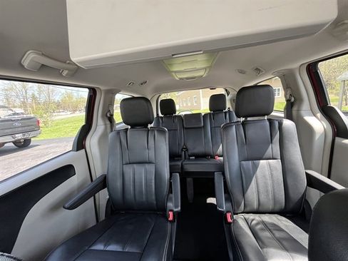 Used 2014 Chrysler Town & Country Touring image 29