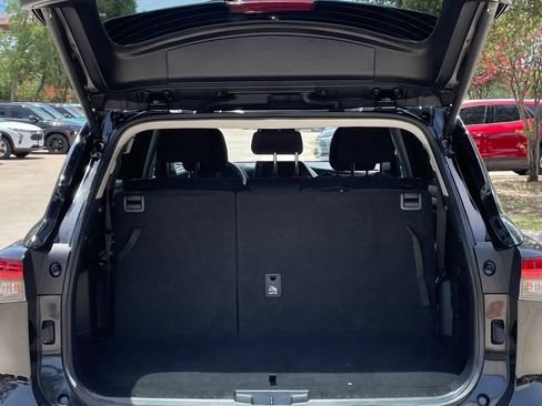 Used 2025 Toyota Highlander LE FWD image 25