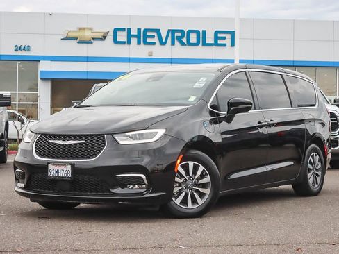 Used 2024 Chrysler Pacifica Select image 1