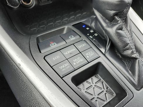 Used 2021 Toyota RAV4 XLE AWD/4WD image 9