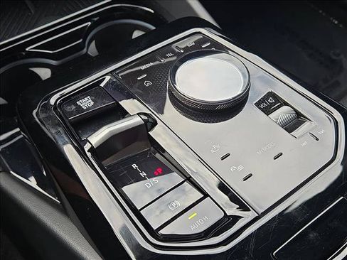Used 2025 BMW 530i w/ Premium Package RWD image 12