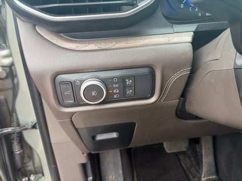 Used 2020 Ford Explorer Platinum w/ Premium Technology Package AWD/4WD image 19