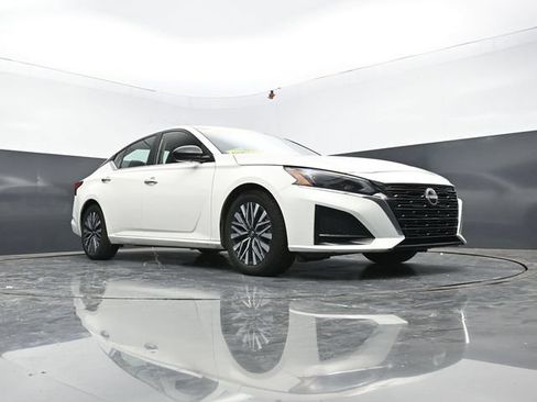 Used 2025 Nissan Altima 2.5 SV FWD image 51