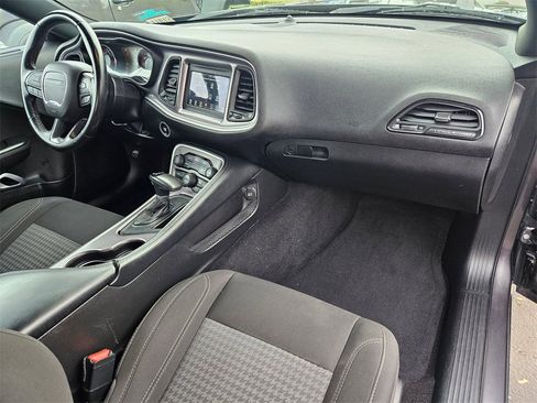 Used 2022 Dodge Challenger SXT image 32