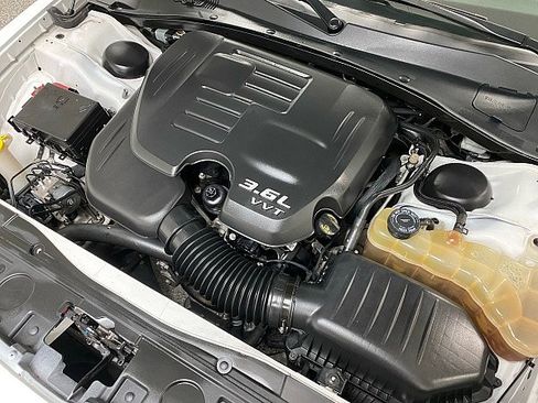 Used 2015 Chrysler 300 C image 16