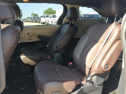 Used 2023 Toyota Sienna Platinum FWD image 12