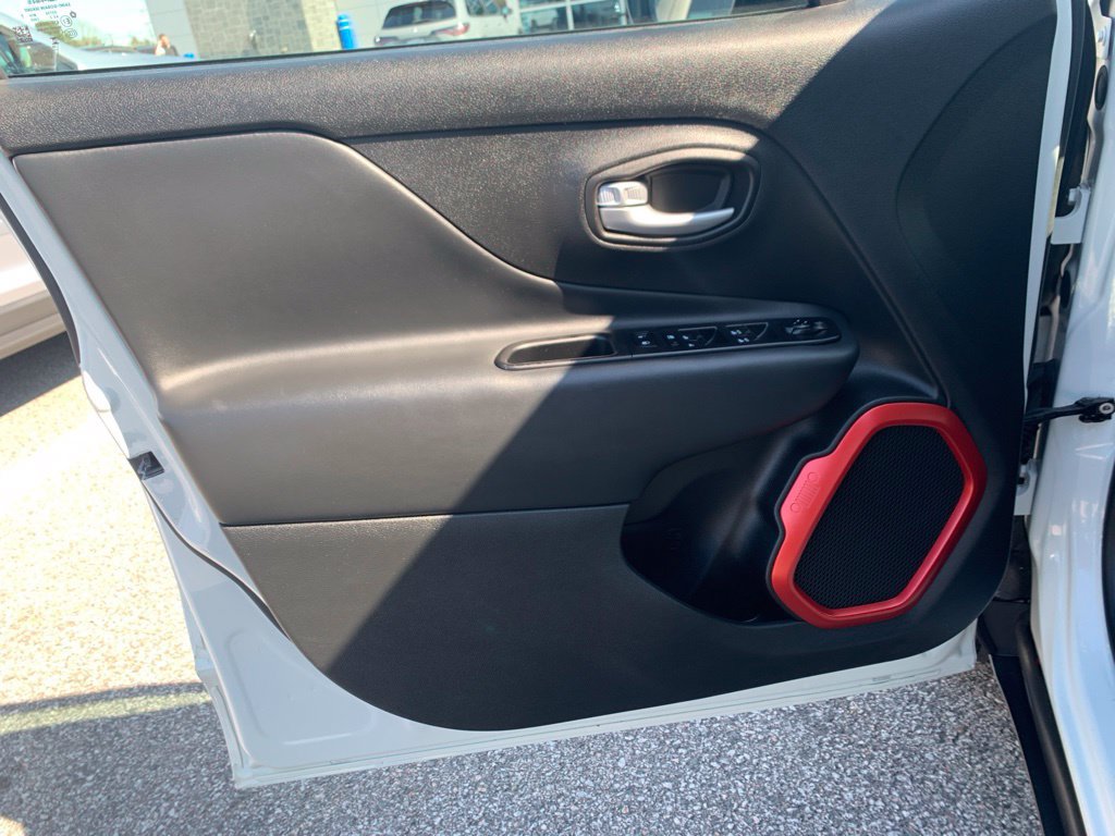 Used 2023 Jeep Renegade Trailhawk AWD/4WD image 17