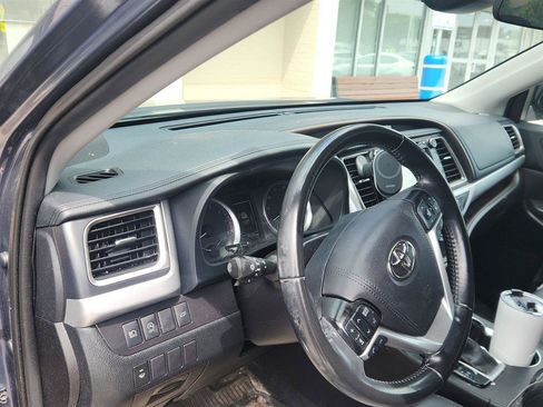 Used 2019 Toyota Highlander Plus AWD/4WD image 12