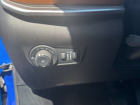 Used 2025 Jeep Compass Limited AWD/4WD image 11