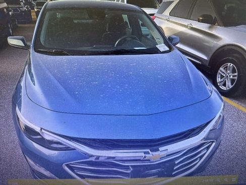 Used 2025 Chevrolet Malibu LT image 2