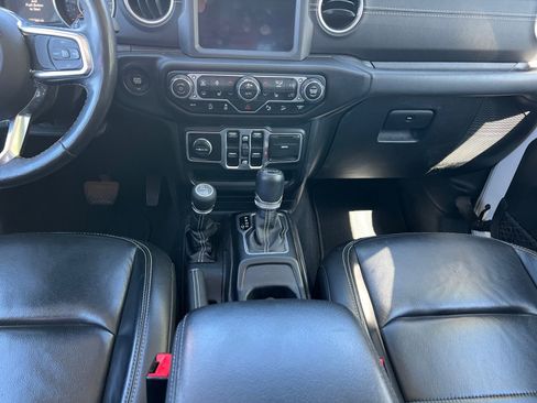 Used 2018 Jeep Wrangler Unlimited Sahara w/ Uconnect 4C Nav & Sound Group AWD/4WD image 11
