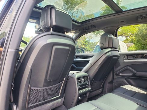Used 2024 Porsche Cayenne AWD/4WD image 10