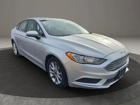 Used 2017 Ford Fusion SE w/ Fusion SE Technology Package image 3