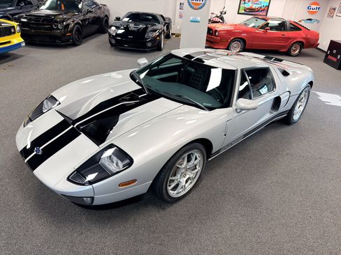 Used 2005 Ford GT RWD image 31
