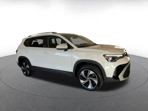 Used 2025 Volkswagen Taos SE image 2