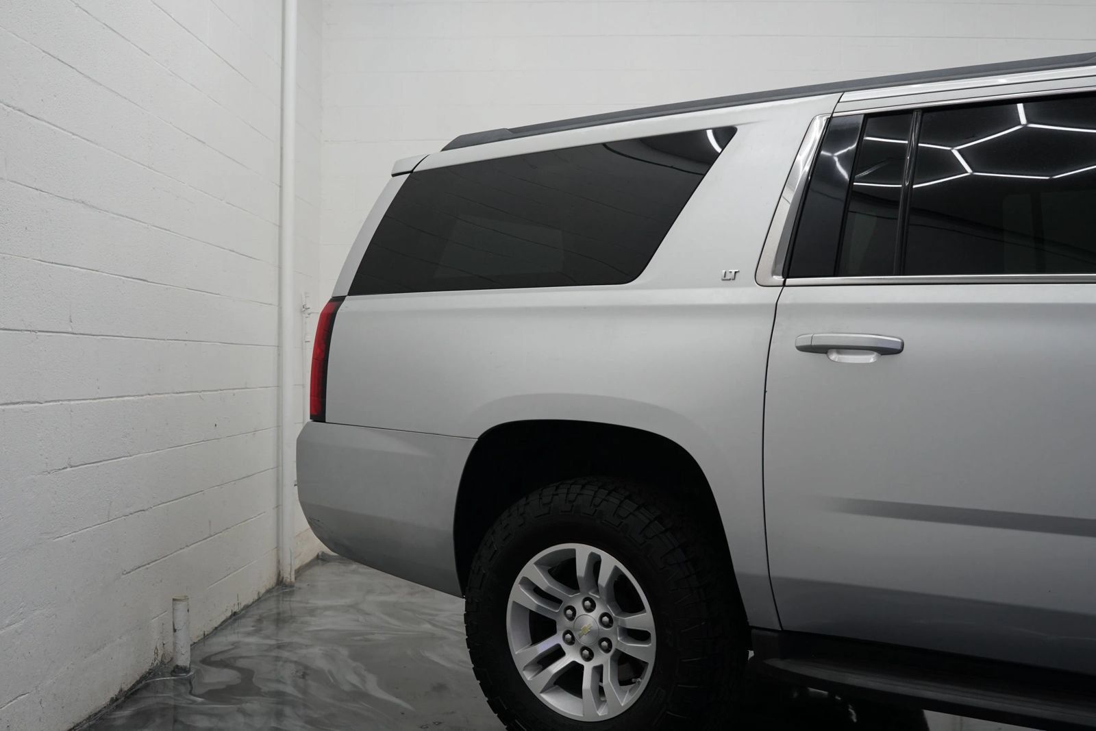 Used 2017 Chevrolet Suburban LT RWD image 7