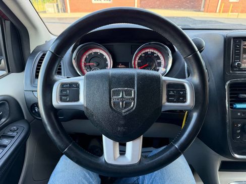 Used 2016 Dodge Grand Caravan SXT w/ UConnect Hands-Free Group FWD image 21