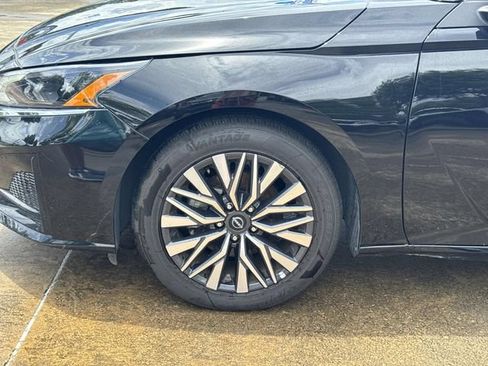 Used 2025 Nissan Altima 2.5 SV FWD image 37