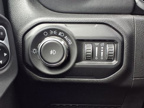Used 2020 Jeep Wrangler Unlimited Sahara AWD/4WD image 15