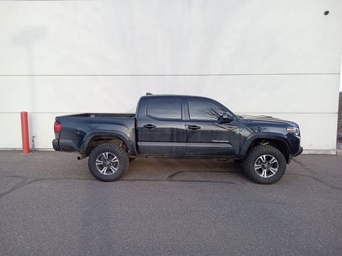 Used 2019 Toyota Tacoma TRD Sport image 2