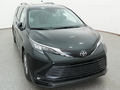 New 2026 Toyota Sienna XLE FWD image 6