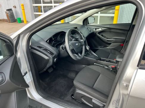 Used 2017 Ford Focus SE image 2