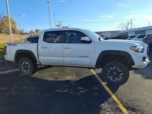 Used 2019 Toyota Tacoma TRD Off-Road image 2