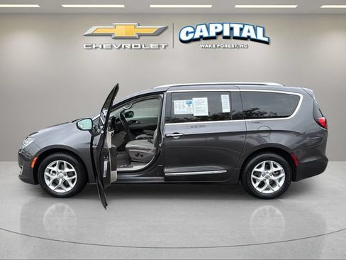Used 2017 Chrysler Pacifica Touring-L Plus w/ Tire & Wheel Group FWD image 9