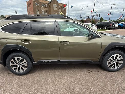 Used 2025 Subaru Outback Premium AWD/4WD image 4