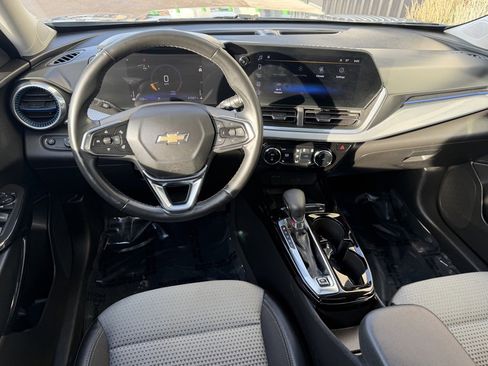 Used 2024 Chevrolet Trax LT w/ Sunroof Package image 17