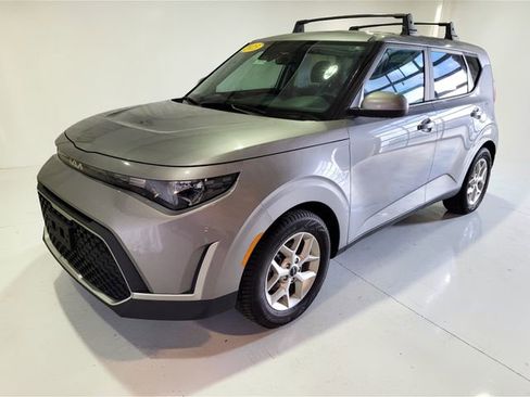 Used 2023 Kia Soul LX w/ LX Technology Package image 12