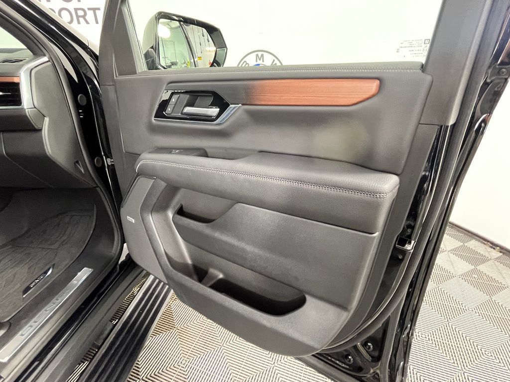 Used 2025 GMC Yukon XL Denali w/ Denali Reserve Package AWD/4WD image 21