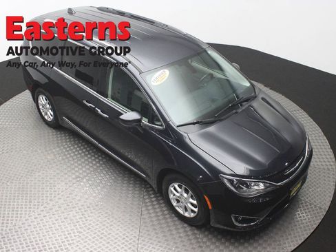 Used 2020 Chrysler Pacifica Touring-L FWD image 3