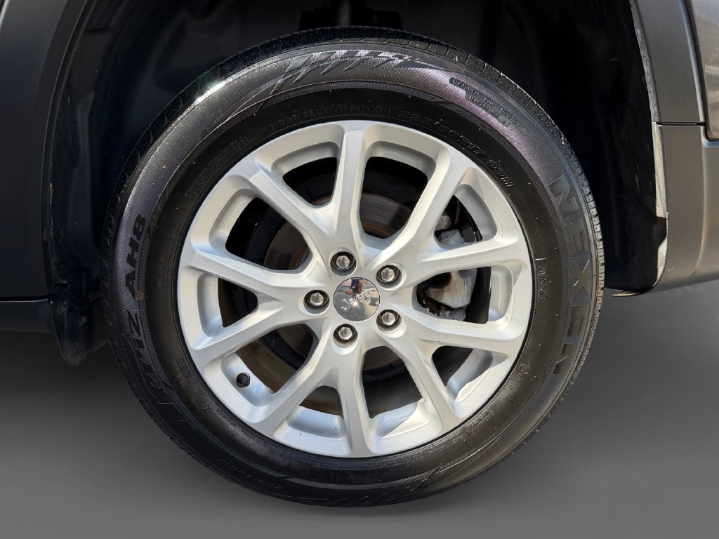 Used 2018 Jeep Cherokee Latitude Plus FWD image 11