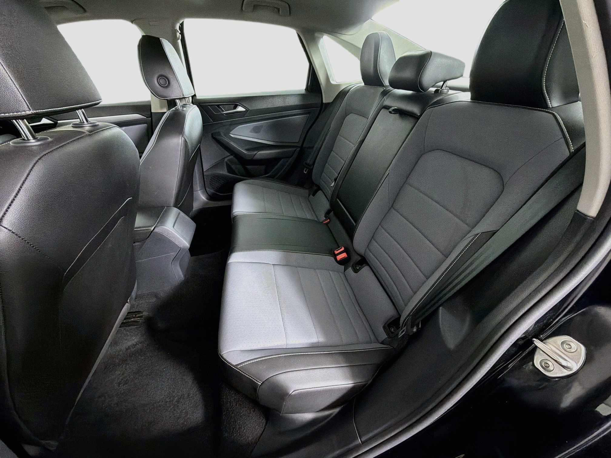Used 2025 Volkswagen Jetta SE FWD image 27
