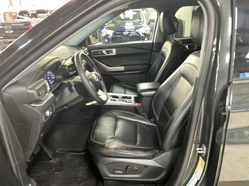 Used 2022 Ford Explorer XLT w/ Equipment Group 202A image 10