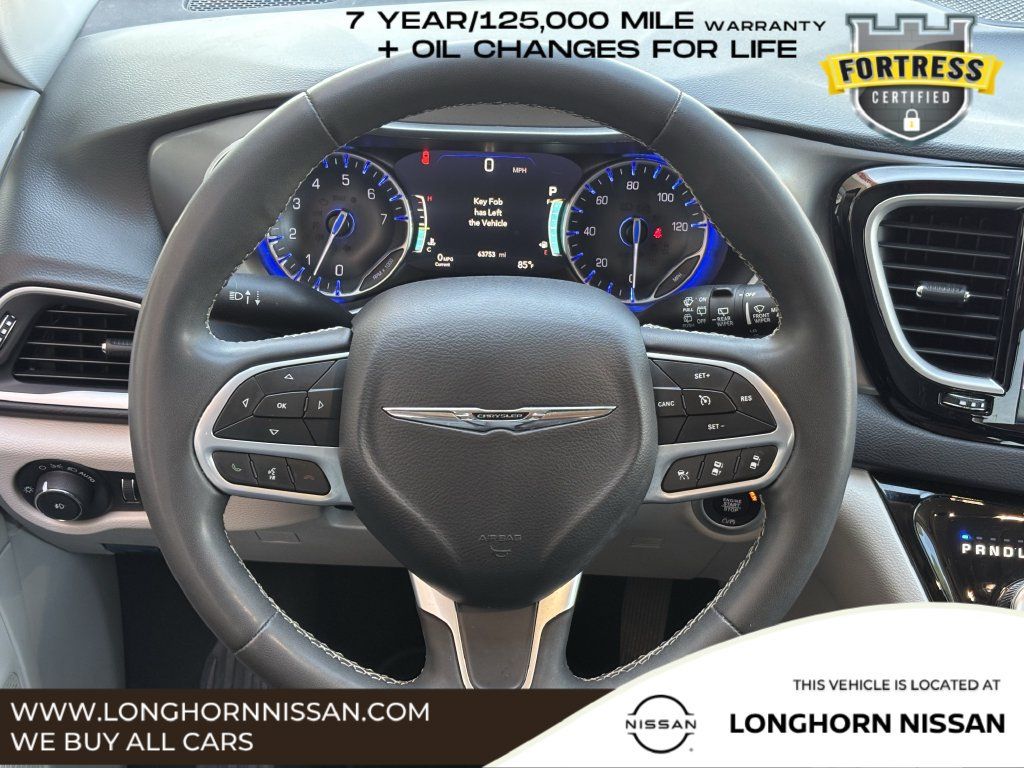 Used 2023 Chrysler Pacifica Touring-L FWD image 11