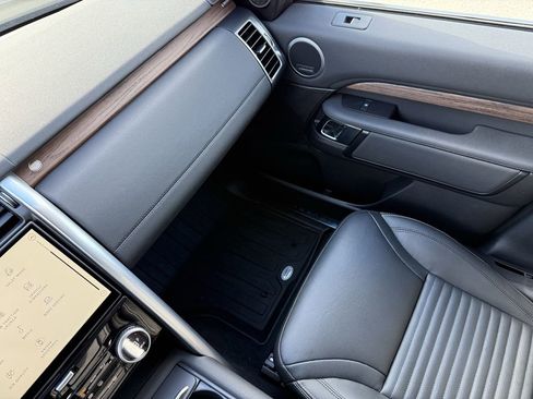 Used 2024 Land Rover Discovery S image 32