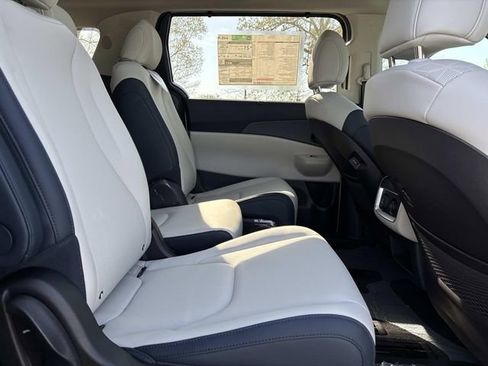 New 2026 Kia Carnival SX image 18