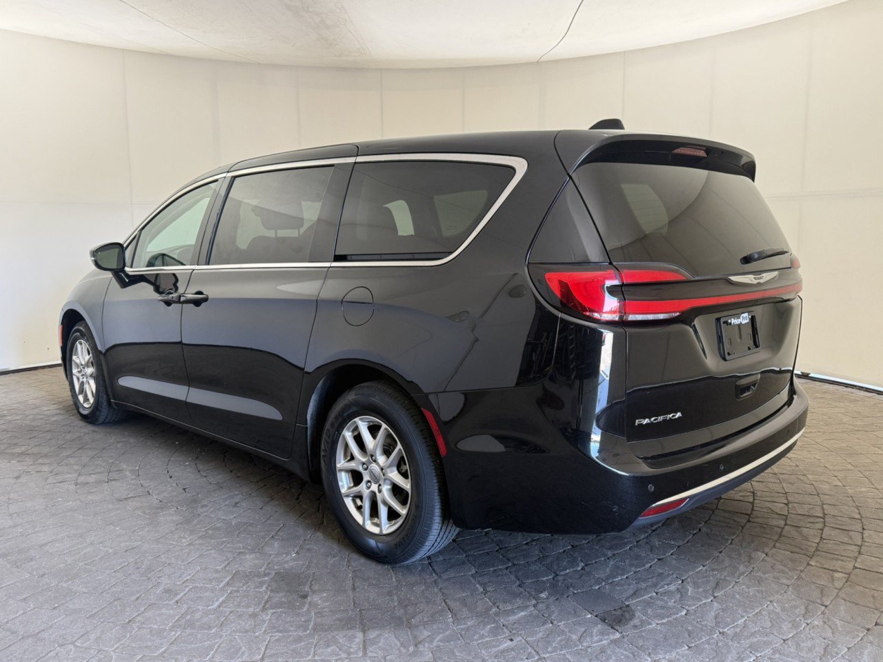 Used 2024 Chrysler Pacifica Touring-L FWD image 5
