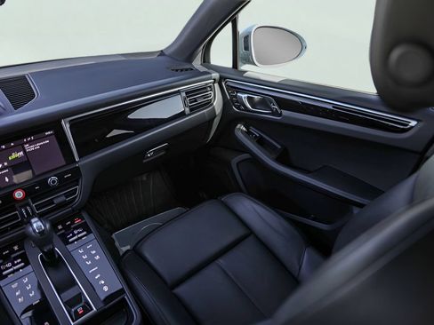 Used 2024 Porsche Macan AWD/4WD image 31