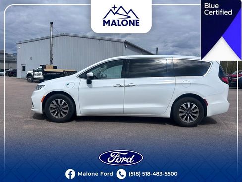 Used 2023 Chrysler Pacifica Touring-L FWD image 2