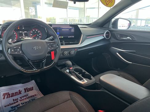 Used 2025 Chevrolet Trax RS w/ Driver Confidence Package FWD image 2